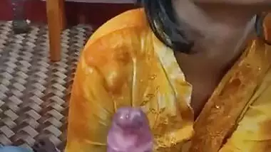 Desi salesgirl sucking dick inside the toilet