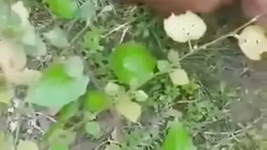 Cameraguy films his friend fucking Desi girl's XXX cave outdoors