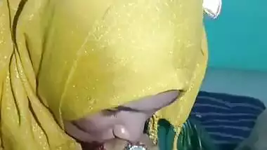 Muslim lady gives a desi blowjob to her lover