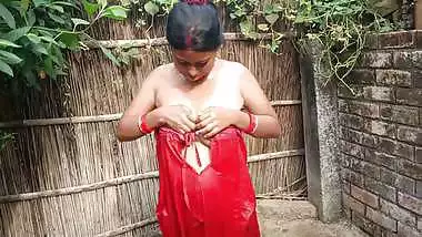 Village bhabhi outdoor nude bath captured by devar