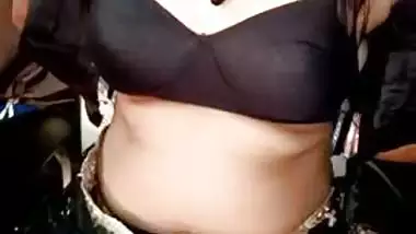 Cam bhabhi in saree plays with boobs and wet pussy