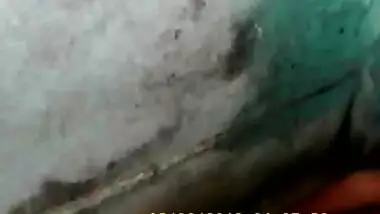 Smart Southindian Aunty's BIG BOOBS expose while bathing
