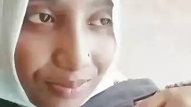 Guy makes his hijabi GF naked in a Pakistani sex video