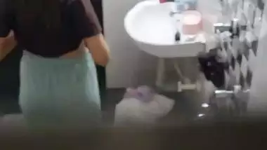 Neighbor girl boobs show before bathing viral MMS