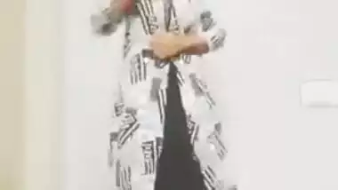 Indian babe is always prepared to satisfy lecherous fans with XXX dance