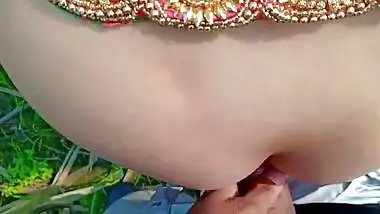 Outdoor XXX video where the lover ejaculates in Desi wife's pussy