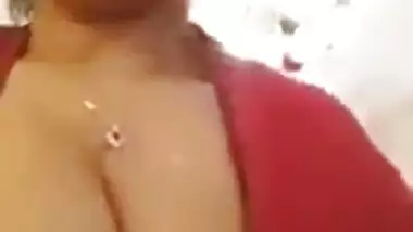 Desi cute bhabi showing her boobs nipple