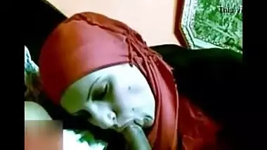 Muslim bhabhi sucking her car driver’s cock