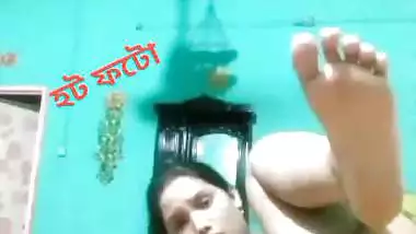 Bangla naked girl fucks her pussy with brinjal